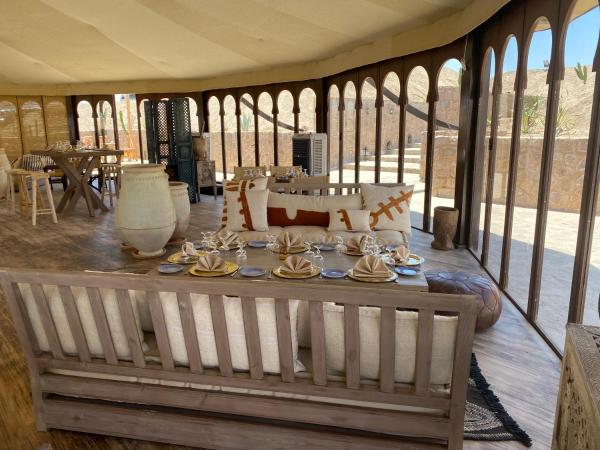 Almuerzo en campamento de lujo en el desierto de Agafay
